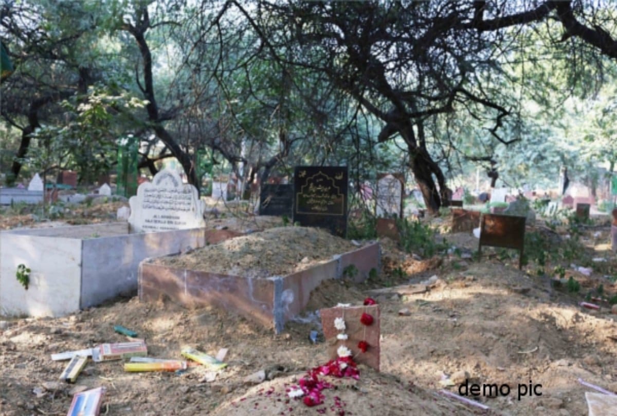 Video being viral of pakistan psycho man who raped dead bodies of women at grave yard