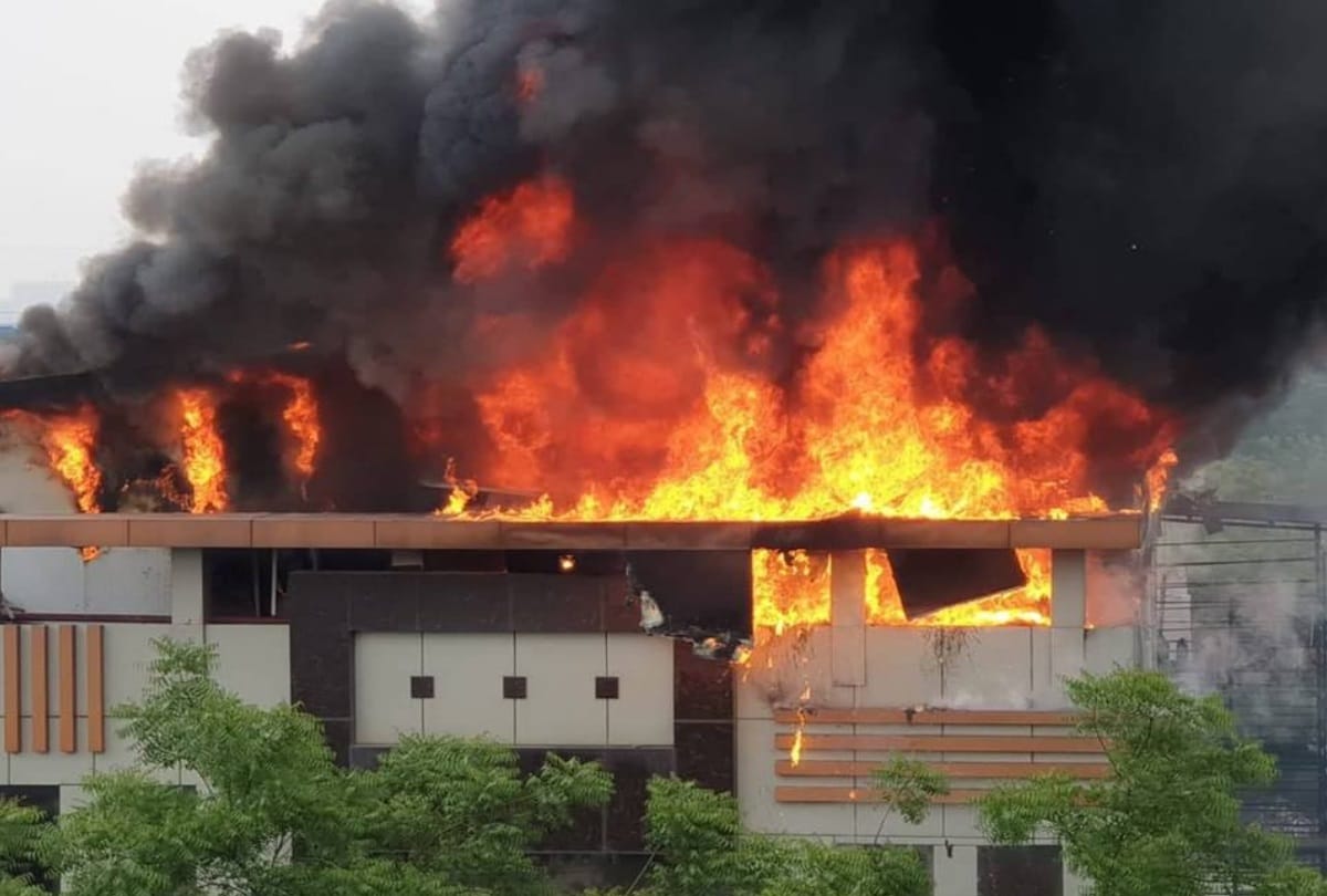 fire in a factory in Noida