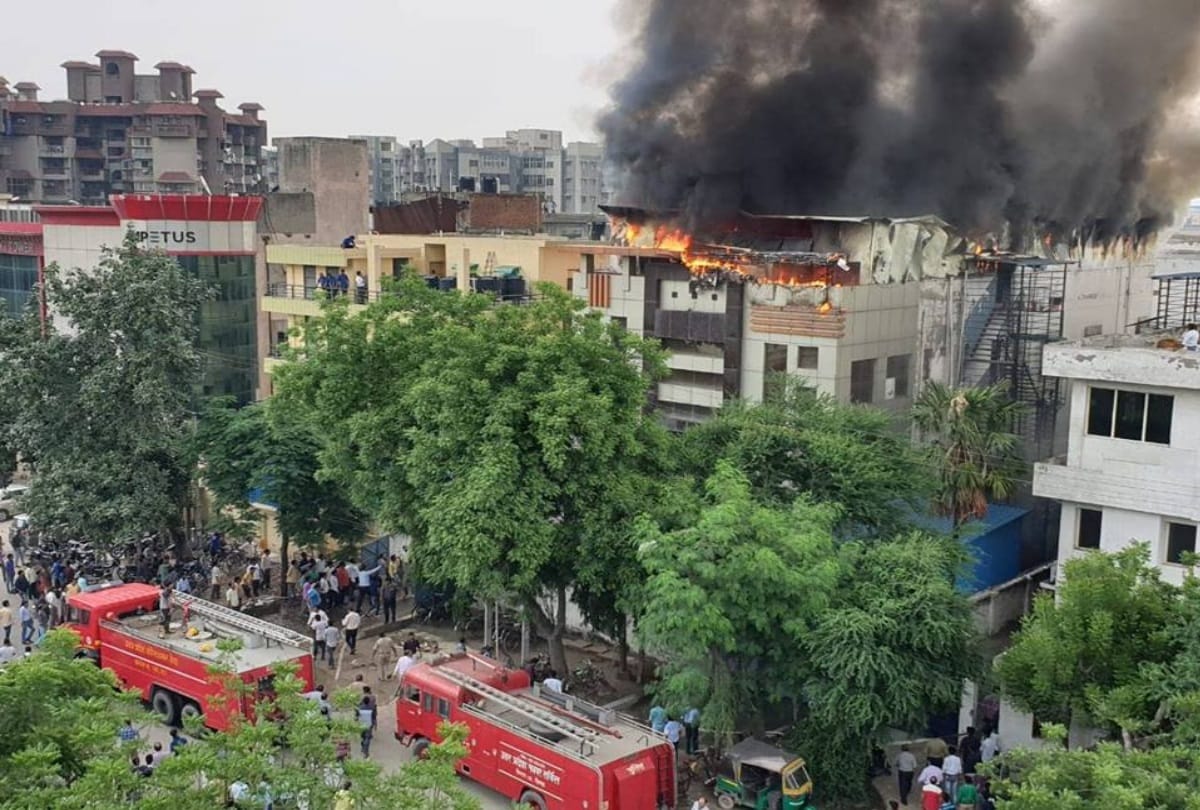 massive fire breaks out in clothes factory at noida