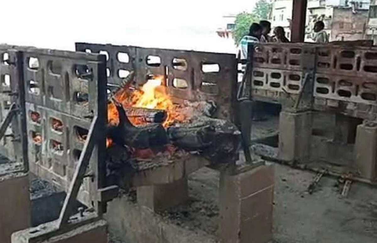 sister breaks rituals and do funeral of brother at ballia