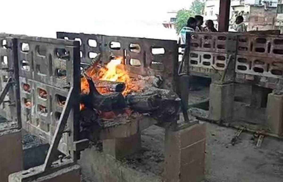 Mother from spain came varanasi for son funeral rituals