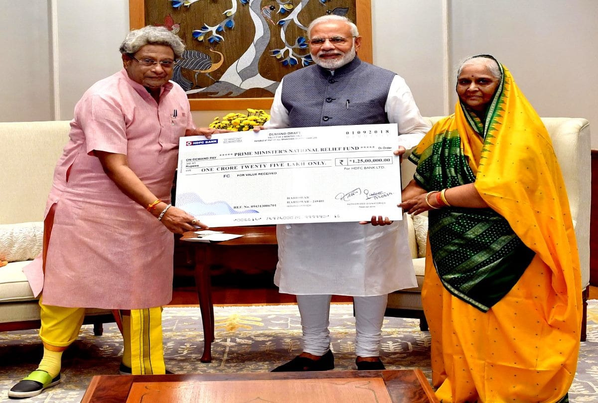 Gayatri Pariwar Head Dr. Pranav pandya give 1.25 crore rupees in PMNRF for Kerala flood relief