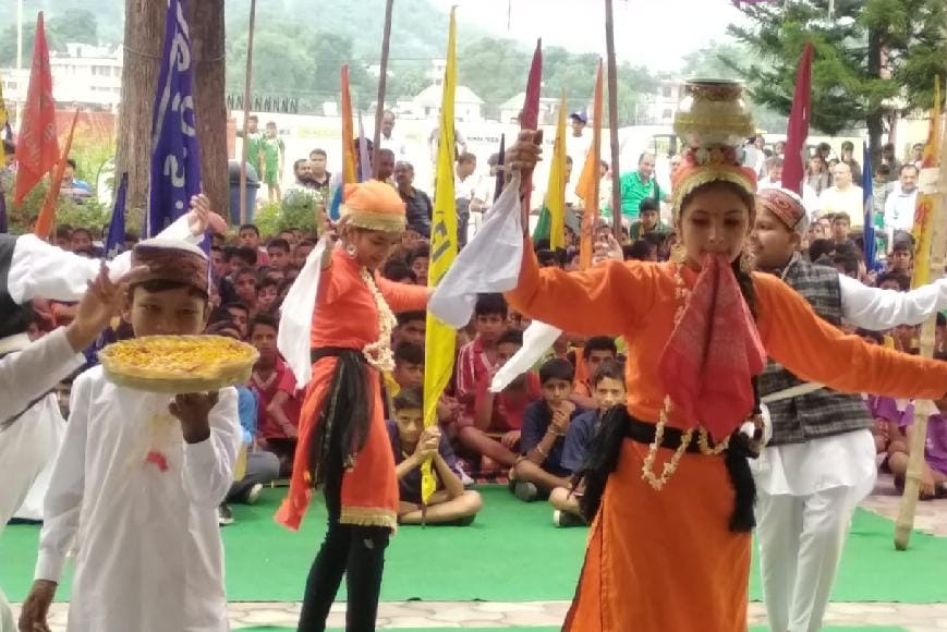 तू लोंग मैं लाची, तेरे पीछे हैं गवाची गाने पर दी शानदार प्रस्तुति