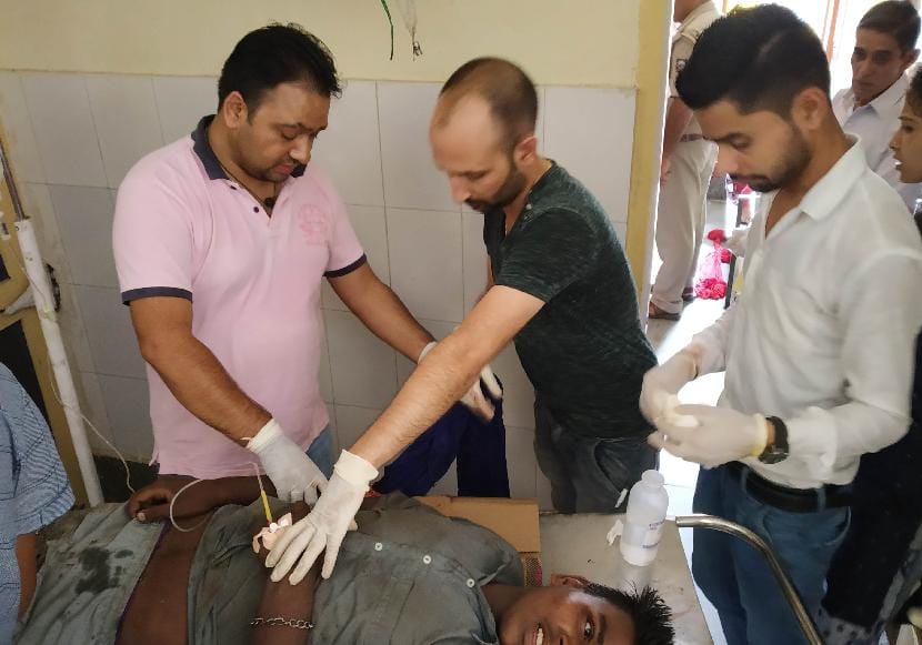 सड़क दुर्घटना में चार लोग घायल