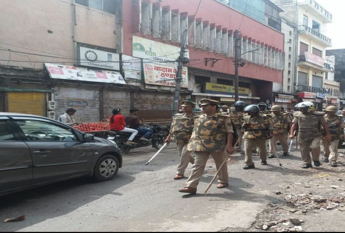 The crowd is also making violent incident in protest against the SC-ST Act