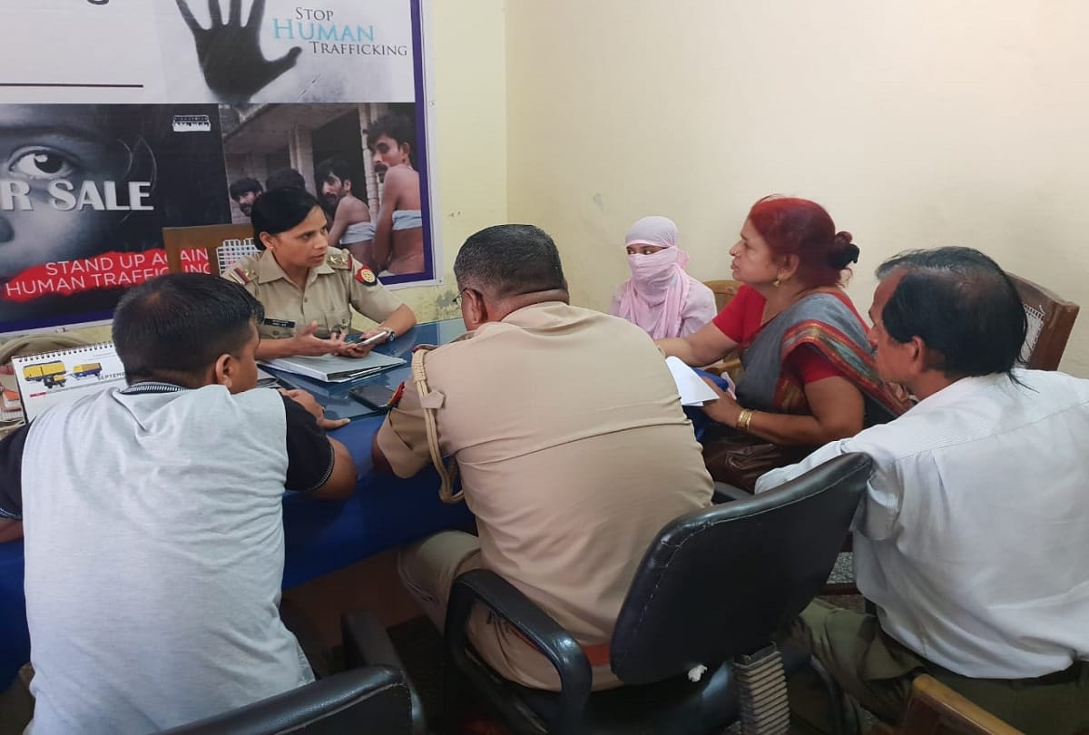 Meerut police raids in Red Light Area, and freed many girls