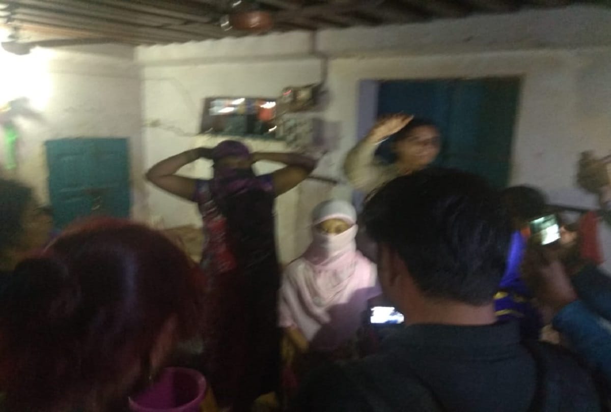 Meerut police raids in Red Light Area, and freed many girls