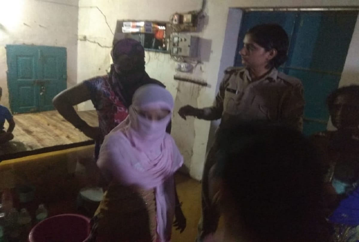 Meerut police raids in Red Light Area, and freed many girls
