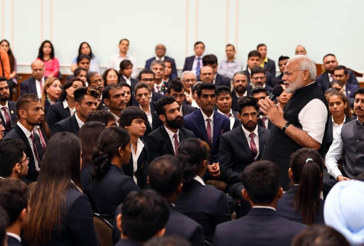 PM narendra modi meets himachal women kabaddi players of asian games 2018