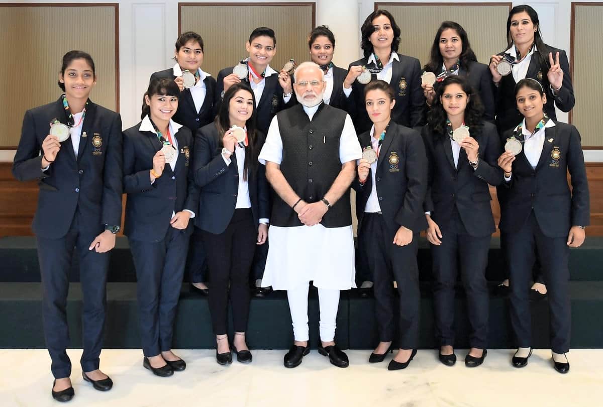 PM narendra modi meets himachal women kabaddi players of asian games 2018
