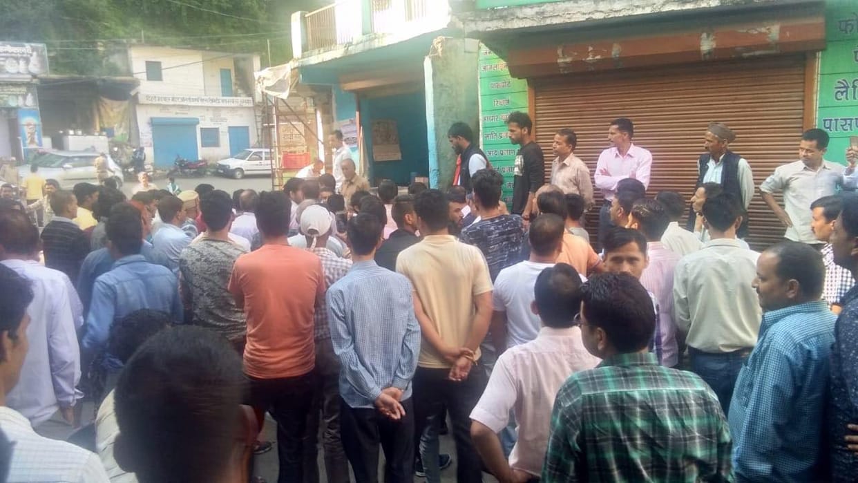 पीएचई डेलीवेजरों का धरना जारी, नारेबाजी की