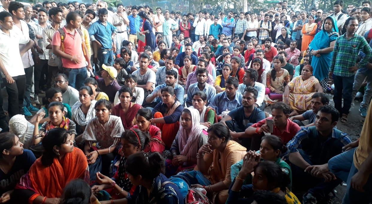 डीएम आवास से बीएसए दफ्तर तक प्रदर्शन, नारेबाजी