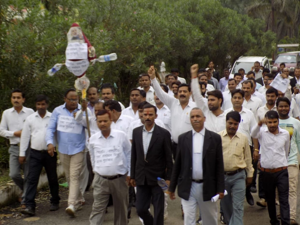 सड़क पर उतरे अधिवक्ता, पीएम-सीएम का पुतला जलाया