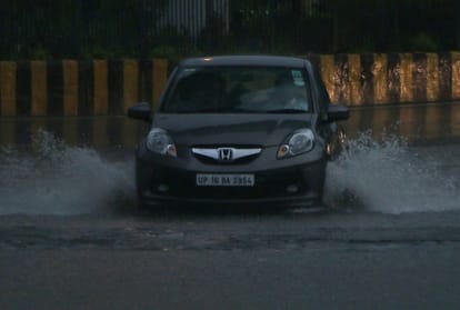 Traffic jams after heavy rain in delhi ncr