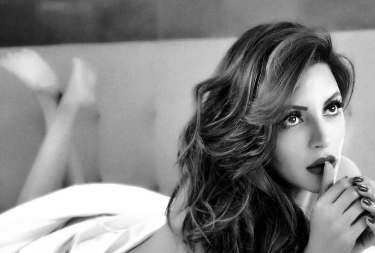 tv and bollywood actress shama sikander says director put his hand on my thigh
