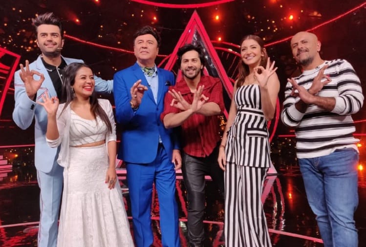 Anushka Sharma and Varun Dhawan spotted Indian Idol 10 set for promotion Sui Dhaaga film