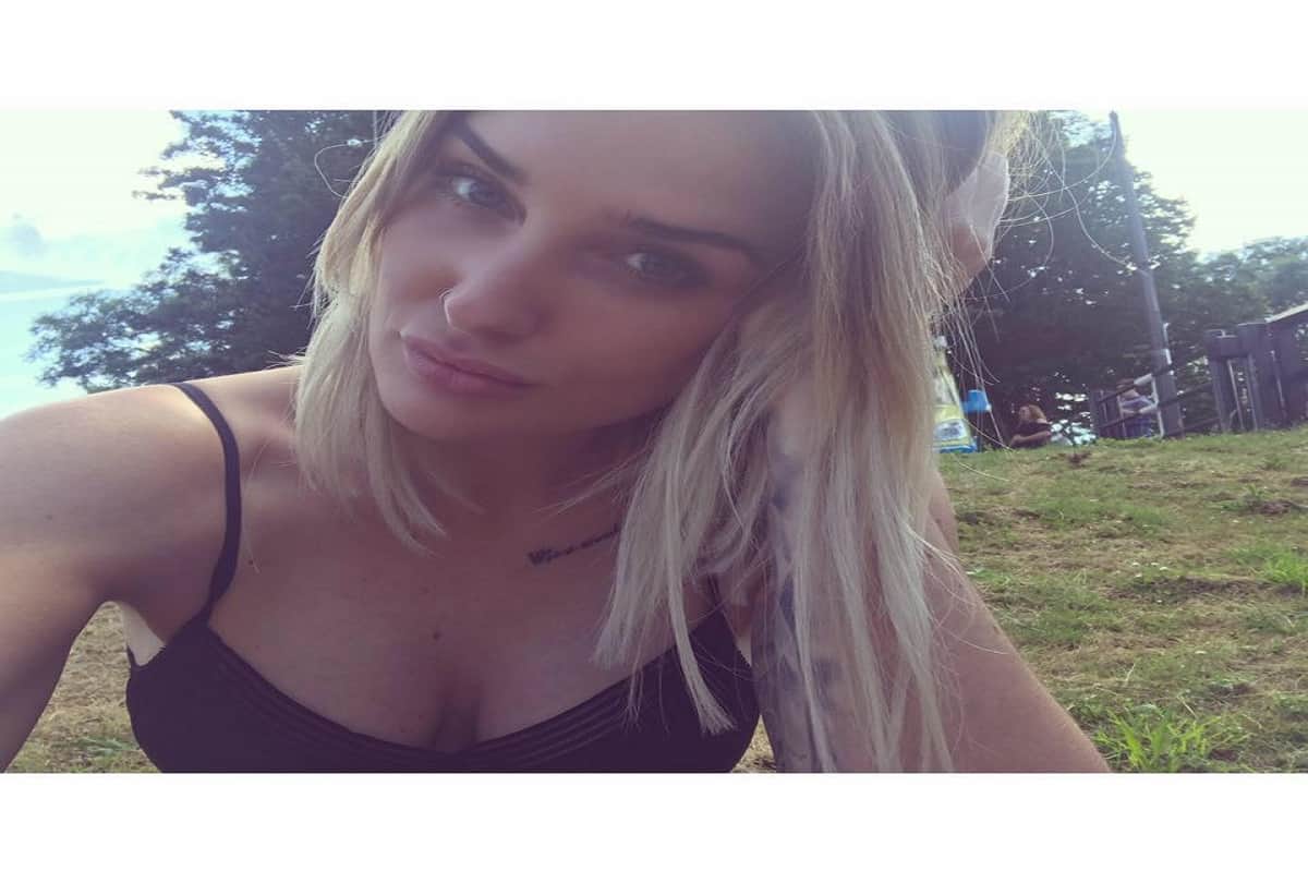 musician Indiana pose topless in front of a World War memorial