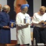 कांग्रेस नेता कपिल सिब्बल की किताब ‘शेड्स ऑफ टूथ’ का विमोचन करते  पूर्व उपराष्ट्रपति मोहम्मद हामिद अंसारी और पूर्व प्रधानमंत्री मनमोहन सिंह।