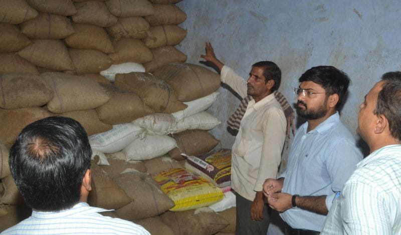 गल्ला आढ़ती के गोदाम में मिला 430 बोरी सरकारी राशन