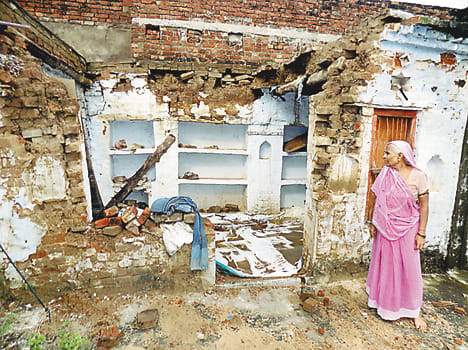 Five houses fall, rain in the house