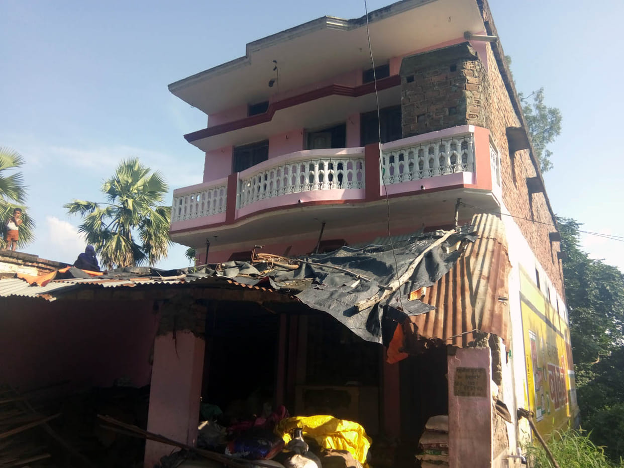 किराने की दुकान से कच्ची शराब बनाने की सामग्री मिली
