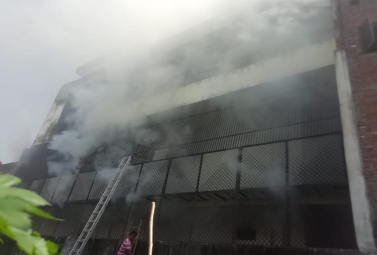 fire broke out in bansal drug agency in bahraich