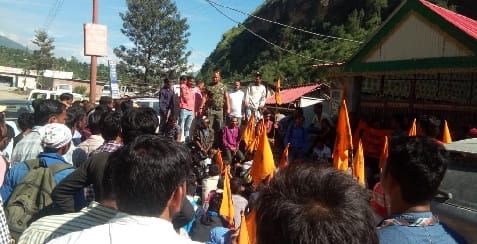 मजदूरों ने वेतन न देने पर कंपनी कार्यालय के बाहर दिया धरना