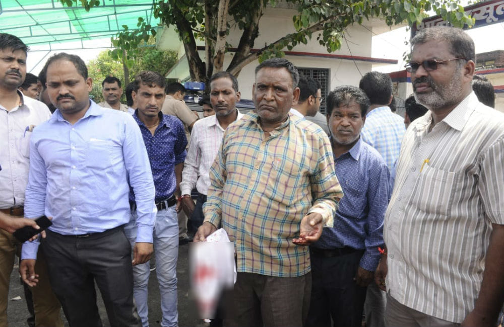 attack on electricity department team during checking in firozabad