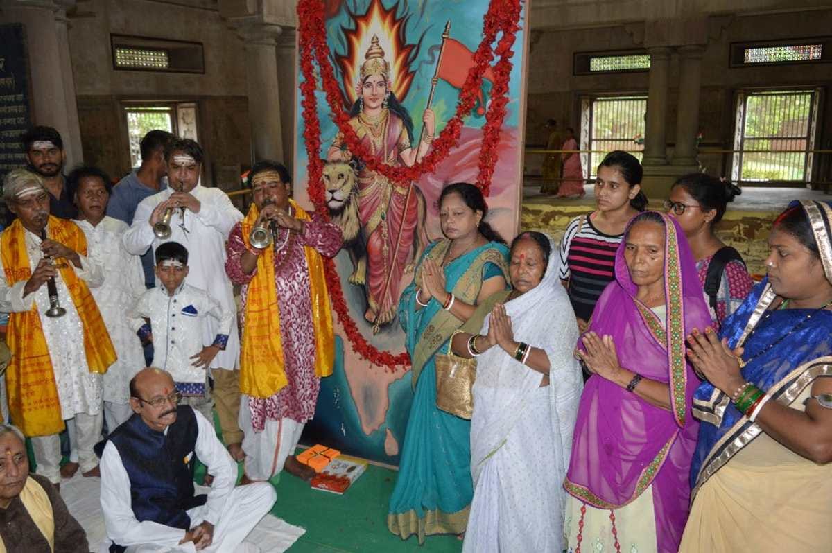 Vande mataram sing in bharat mata mandir at varanasi