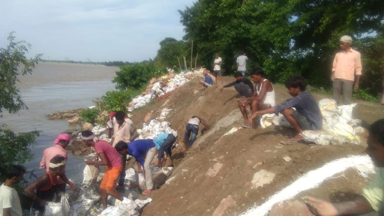 बाढ़: पगडंडी का रास्ता भी कटान में समाया