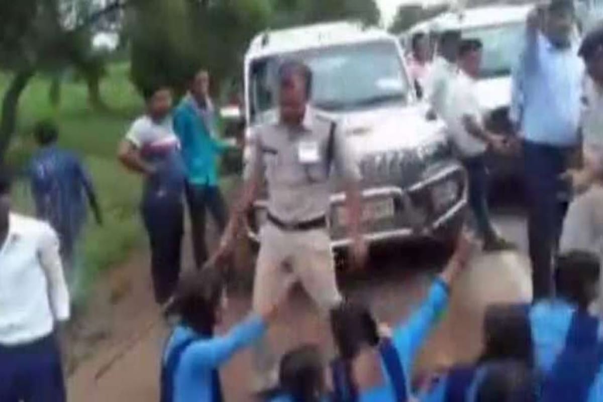Chhattisgarh: SDM has launched lathi charge on children demanding development from CM