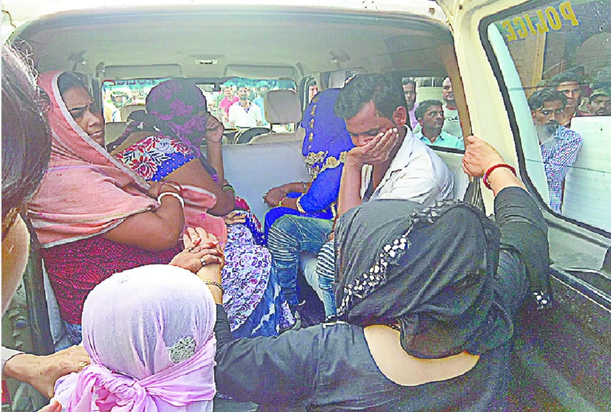 Police raids in Red Light Area in Meerut, and girl narrated a painful story, see photos