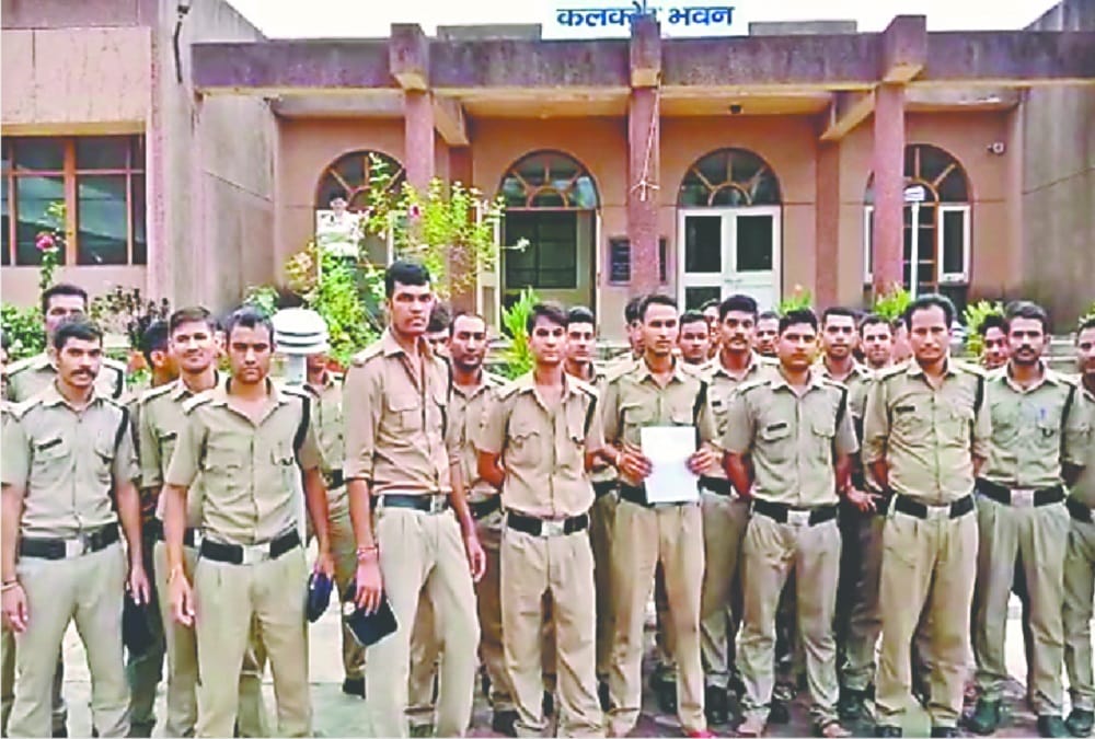 Gangstar Jeeva shooter Shahrukh Pathan beaten Captive Guard in haridwar jail