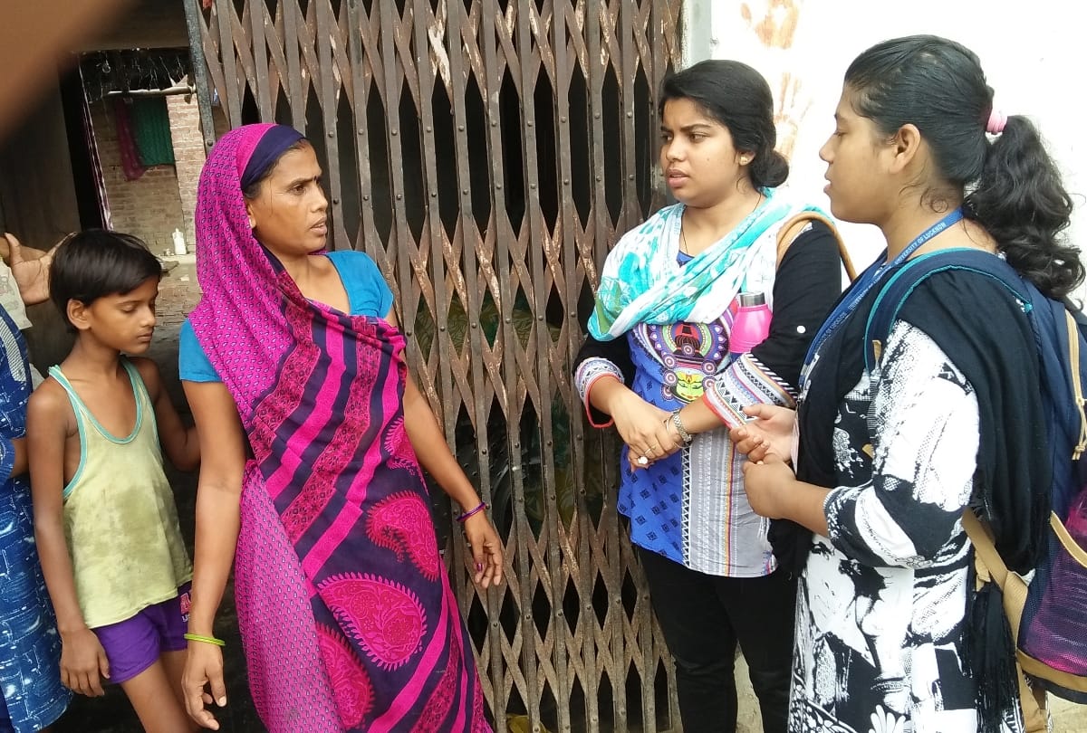 students of lucknow university are teaching lessons of cleanliness to villagers