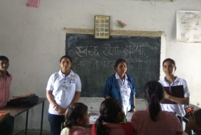 students of lucknow university are teaching lessons of cleanliness to villagers