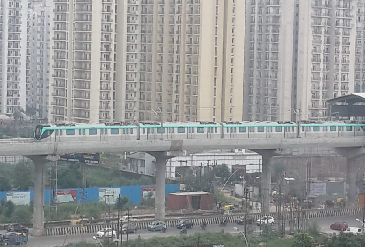 Metro trial continuously Noida to Greater Noida