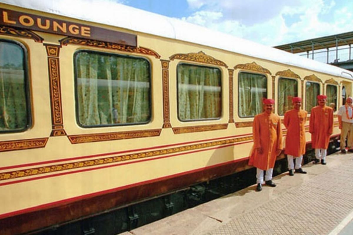 passengers will enjoy the maharaj-maharani restaurant and bar at the Palace on Wheel Train