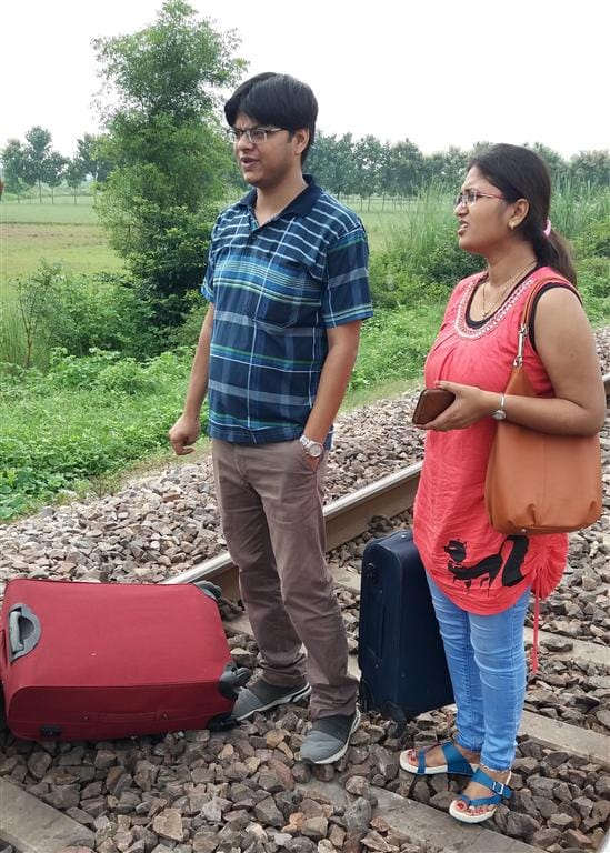 Train wheels stop, travelers are worried