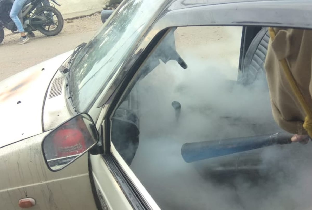 Devotees Escapes After Car Catches on Fire in Una Himachal Pradesh