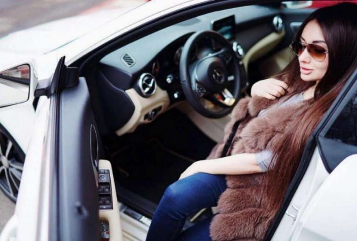 Russian model offering sex to two policemen who pulled her over without license