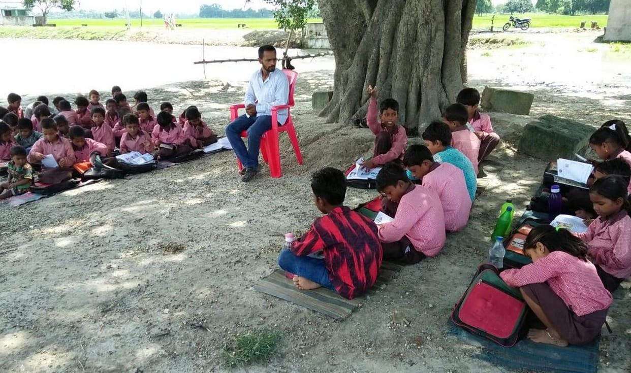 स्कूल भवन जर्जर, खुले में पढ़ रहे बच्चे
