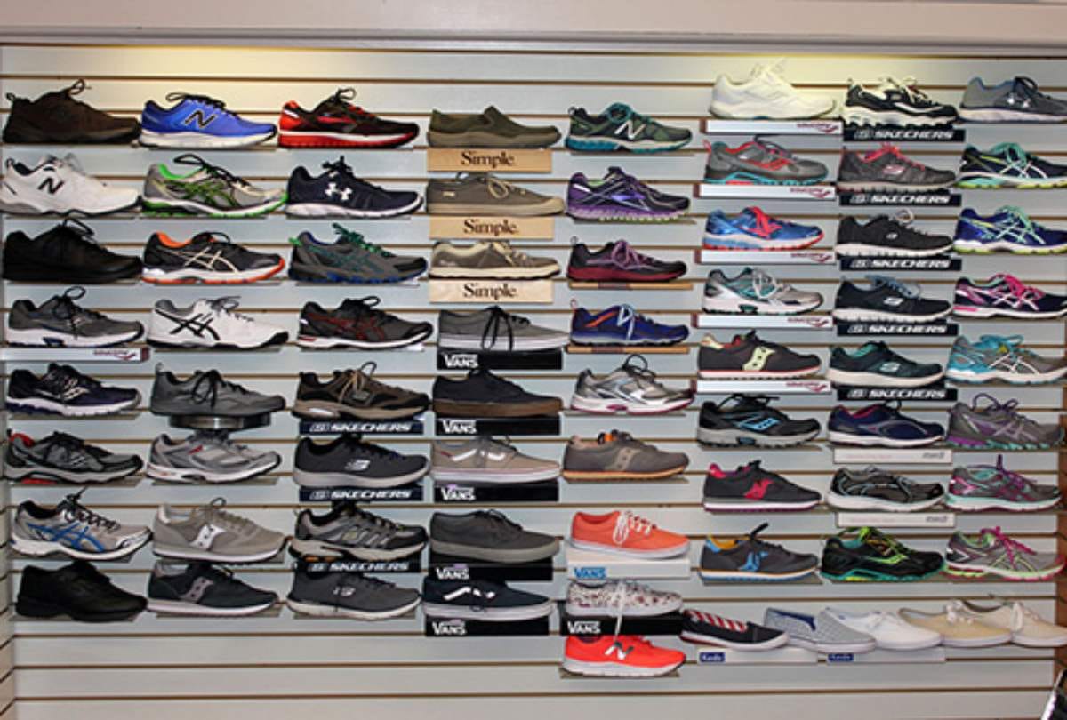 WEIRD THEFT IN USA THIEF STEALS ALL RIGHT LEG SHOES FROM STORE