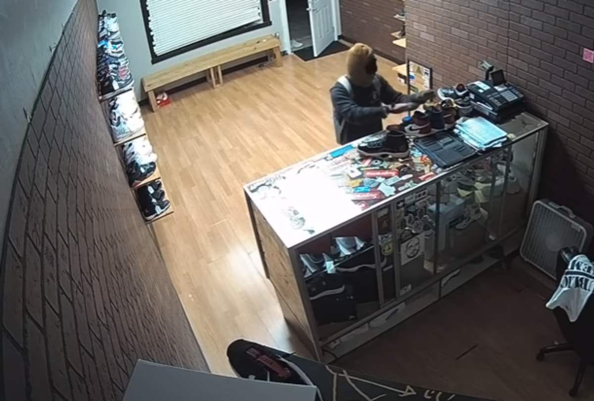 WEIRD THEFT IN USA THIEF STEALS ALL RIGHT LEG SHOES FROM STORE