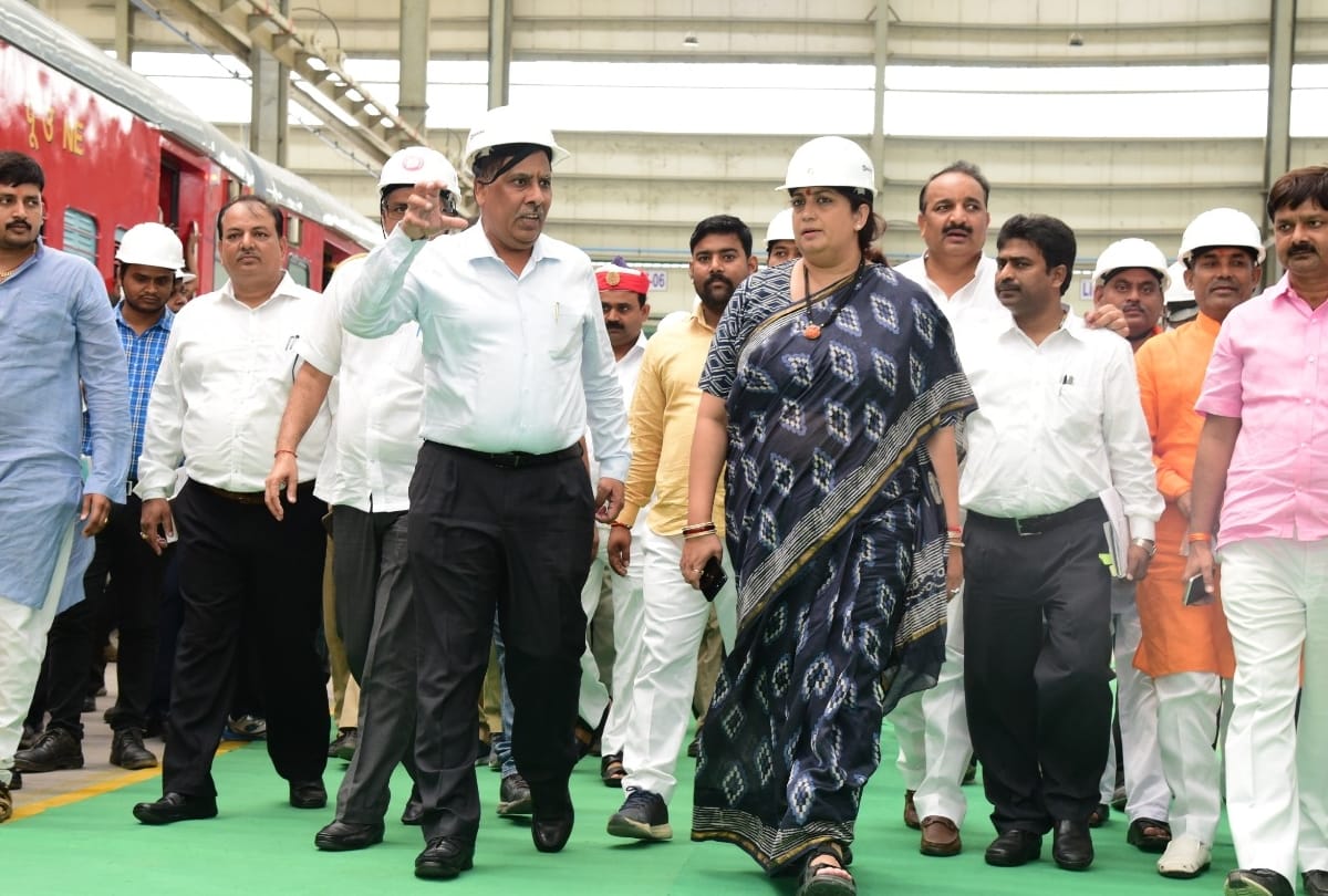 central minister smriti irani visited modern rail coach factory lalganj