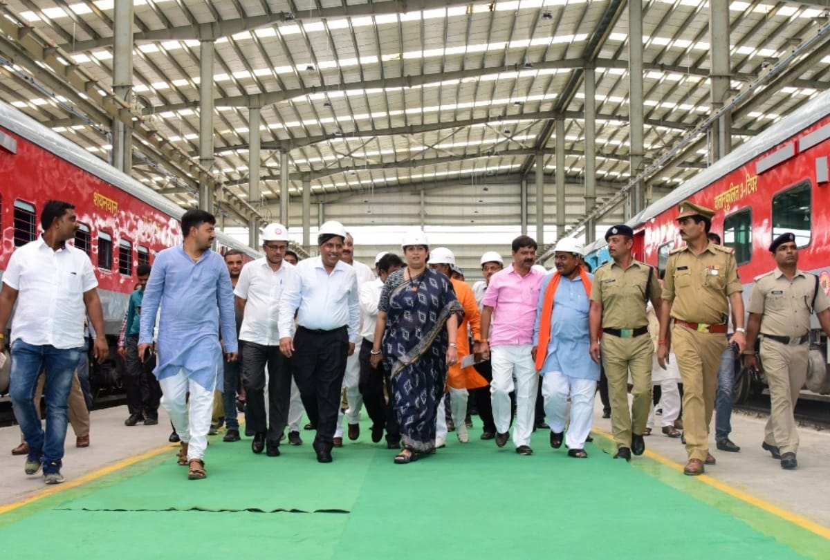 central minister smriti irani visited modern rail coach factory lalganj