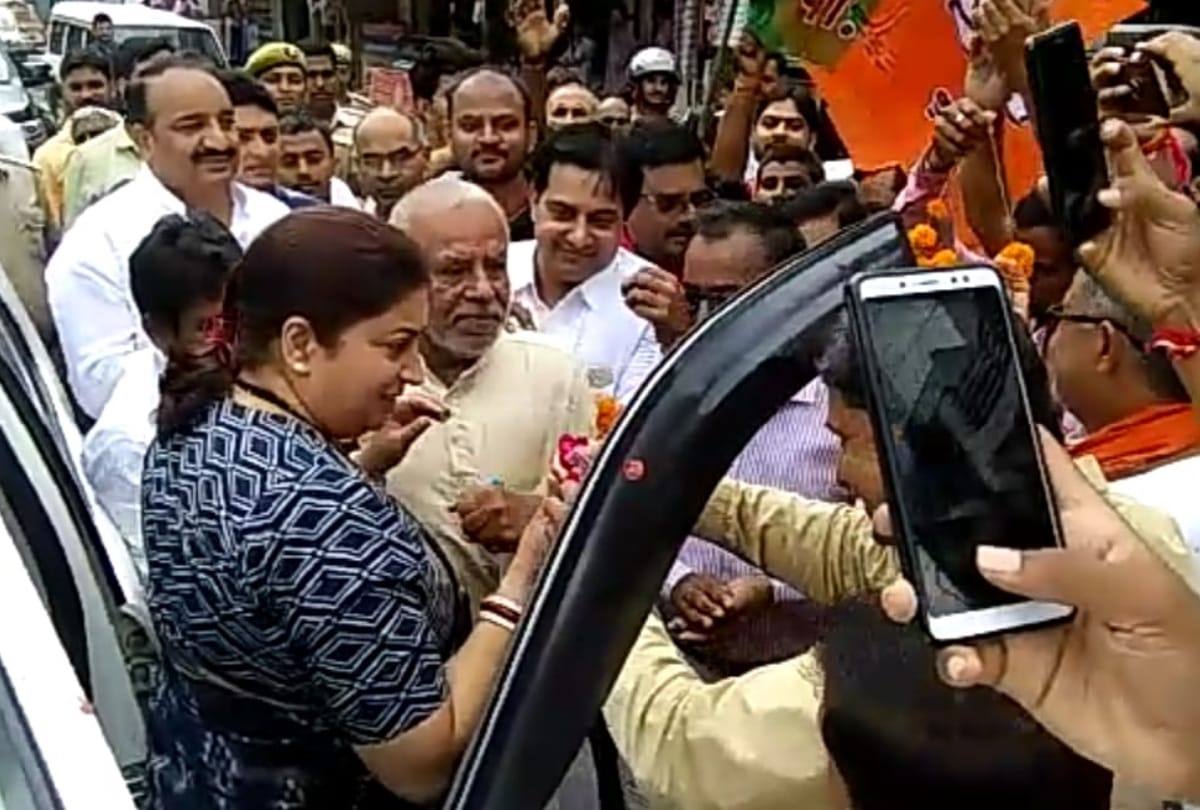 central minister smriti irani visited modern rail coach factory lalganj