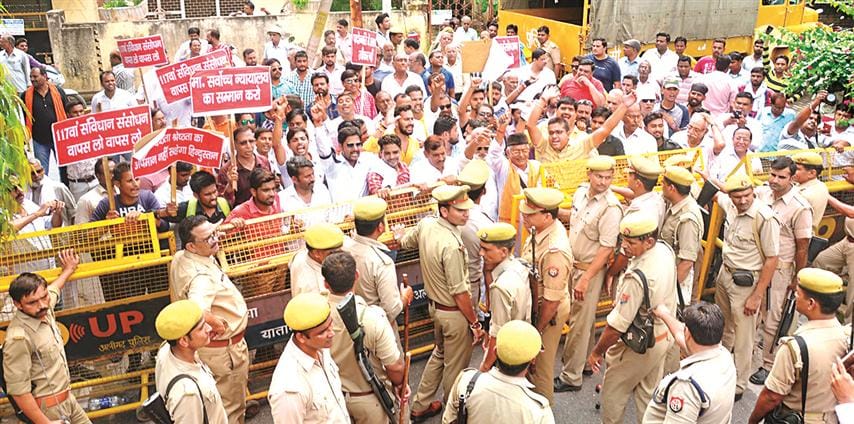 The mixed effect of the bandh, the effigy of MPs