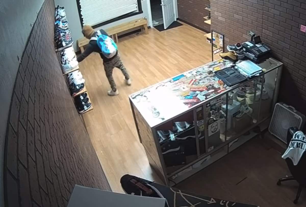 WEIRD THEFT IN USA THIEF STEALS ALL RIGHT LEG SHOES FROM STORE