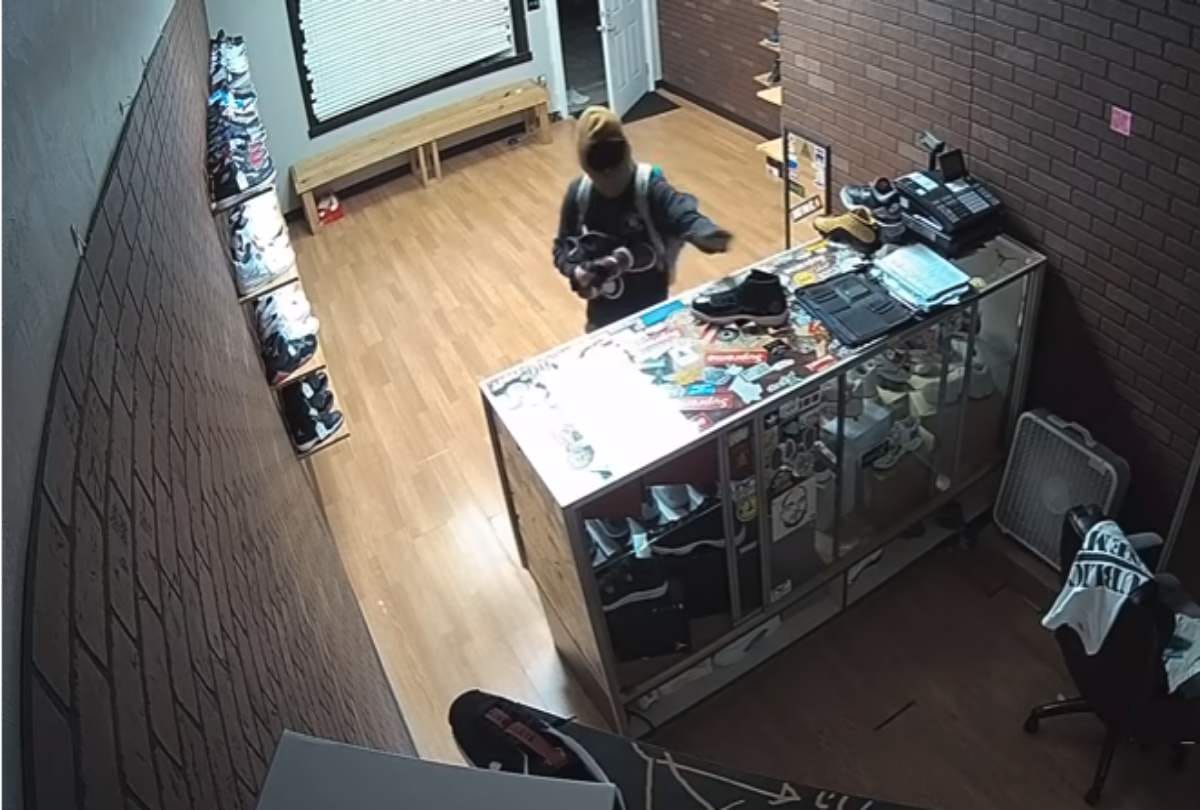 WEIRD THEFT IN USA THIEF STEALS ALL RIGHT LEG SHOES FROM STORE