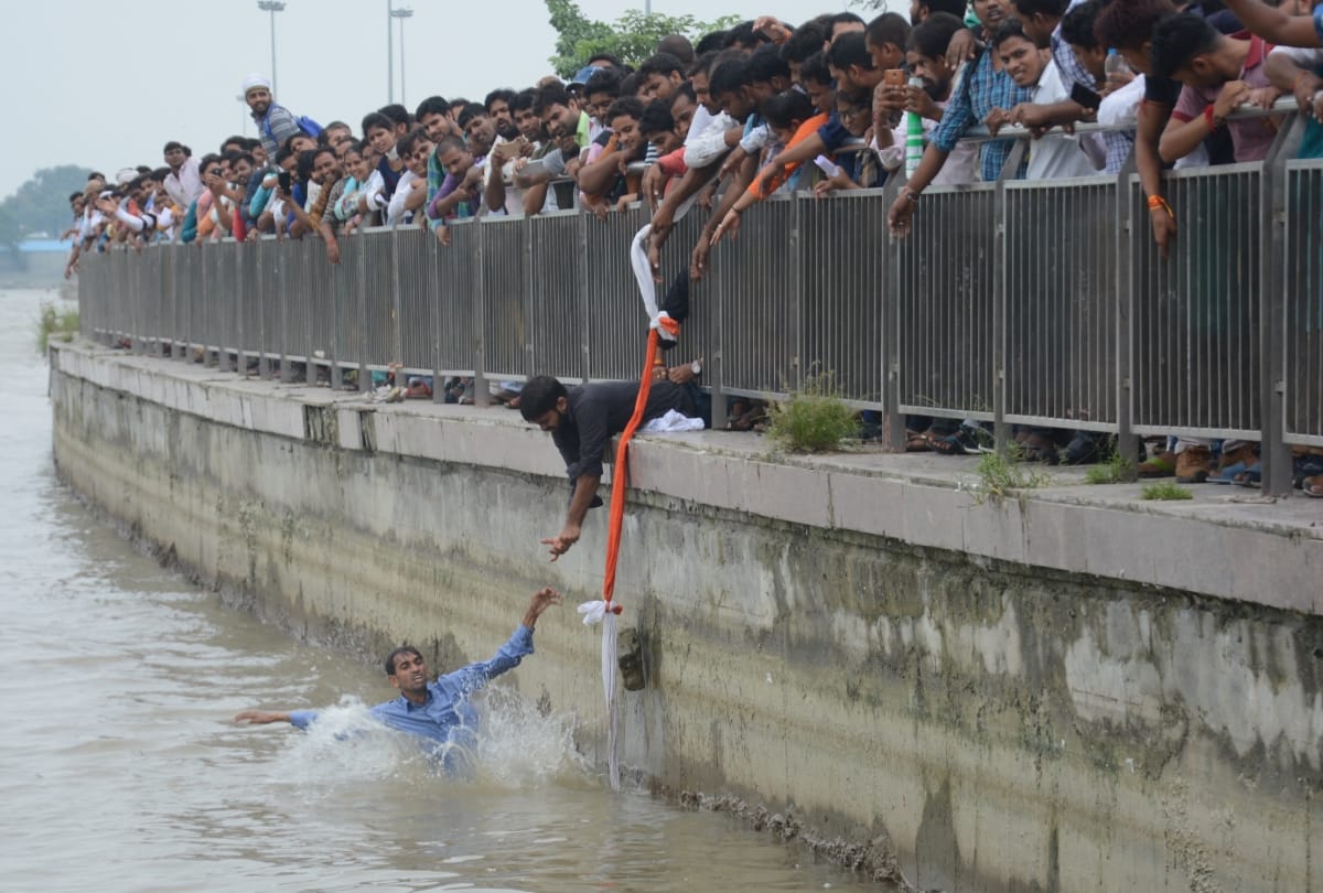 candidates protesting for appointment in assistant teacher recruitment jumped into gomti